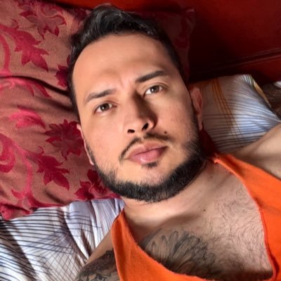 Abogado UNAB/UR. Liberal, defensor de la paz, las libertades y el cambio social. Amante de los perros y la naturaleza. “La libertad nos hace humanos.”