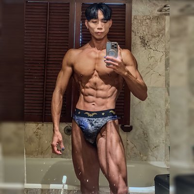 運動経験皆無 I 元ガリガリの男 I トレーニング歴4年 I 会社員 I 4年前まで55kg→現在62〜74kg I 2021 NABBA🥈2022 NABBA TOP5🎖I Sportsmodel Athlete