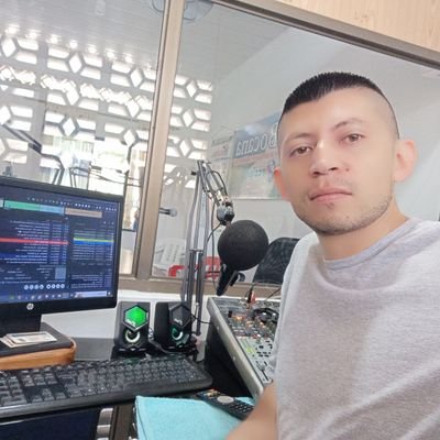 Locutor y programador en Proyección Stereo 101.5 Fm.