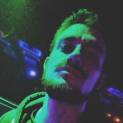 Gaditano. Un soñador, poco más. Autor de La Forja de Historias y Vivir y otros relatos fantásticos. Amante de la música, el cine, videojuegos, series...