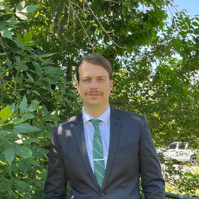 Clinical therapist specializing in existential-humanism, psychoanalysis, group psychotherapy, nature-based therapy/ecopsychology, and neuroscience.