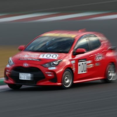 2021年からTOYOTA GAZOO Racing Yaris Cap CVTクラスで参戦してます。現在JAF公認レース147戦、参戦中のレッドオーバーレーサーです。また、富士スピードウェイでコースマーシャルしています。