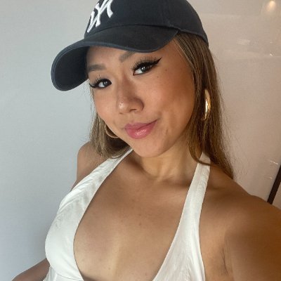 karmenleong_'s profile picture. accidental swiftie account