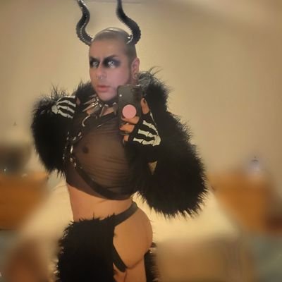 DRAGMONSTER top 3 finalist on the Boulet Brothers Dragula Season 1! horror junkie, stoner, dragqueen, queer mexican and love sparkly shit hairy men n food!