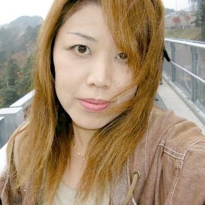 化粧品会社で美容インストラクターをしています。エステティシャンの資格があり趣味は音楽全般でピアノが弾けます。未来は、ある程度までは予言出来ますが、変えてはいけないのだと思います。