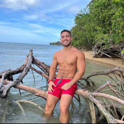 Surgical Nurse. Single man and aspiring Doctor. Loves workout and walking by the beach side watch the sunset. Love and adore likes listening to music❤️