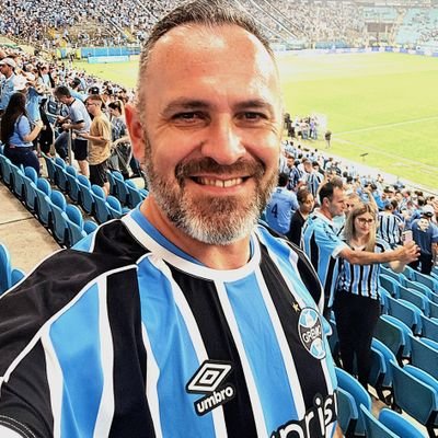 Gremista, crítico e torcedor da seleção chilena por DNA! Namorando a @letierisar ! comentarista na @radioHToficial