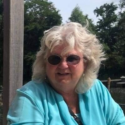 Getrouwd en moeder van een prachtige volwassen zoon. Worstelt met CPTSS. Ik hou van reizen, muziek,  lekker en gezellig uit eten, drankje drinken op zijn tijd.