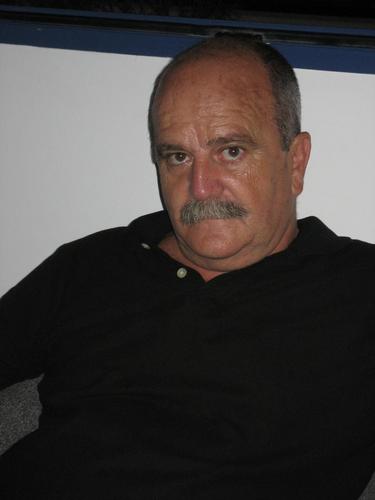 Periodista. Crítico literario. Perenne lector, oyente y alumno apasionado.