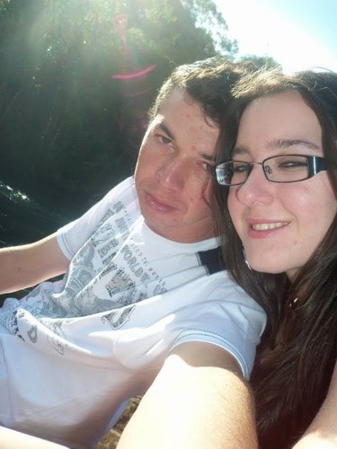 Tenho 21 anos, faço aniversário no dia 13 de março, moro com meus pais e meu irmão e minha irmã, tenho namorado, trabalho como estagiária em um CMEI.