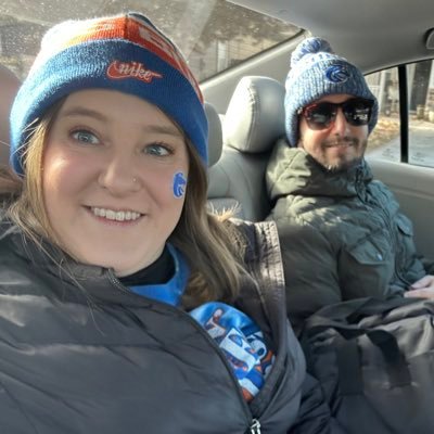 Follower of Jesus. Wife of @DownOnTheBlue. Major fan of all things Boise State hoops and football. 💙🧡