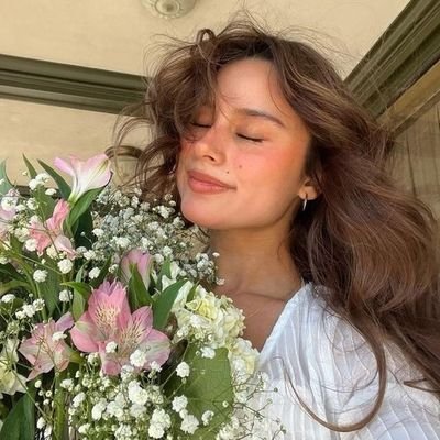 Taylor Swift, plants, books, coffe, stylish life = my therapy 🤲🏻❤️🩹