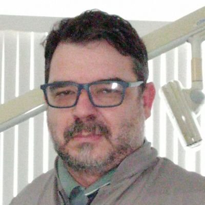 Dr. Luciano O. Mai Porzky- Odontologia Especializada. Cirurgião dentista especialista em Implantodontia e Odontologia Legal. Formado pela UEPG em 1998.