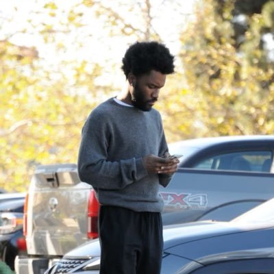 zechukwuu's profile picture. Creative writer. Singer-songwriter. Content creator.