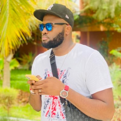 BabaYoro5's profile picture. Bcp parlent très peu savent les vrais se taisent les jaloux bavent pas le temps pour mes ennemis Tellement de classe que l'on m'appelle école 🎓👔