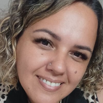 Optometrista. Esquerdista. Mãe de meninas e de  pets. Libriana com ascendente em áries.