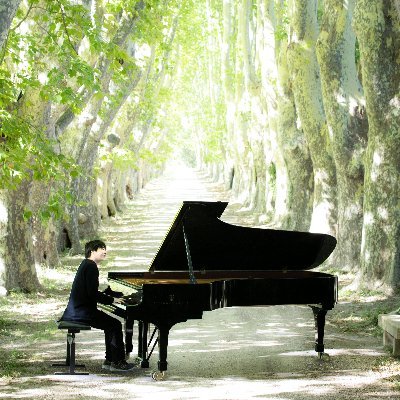 23年12月6日発売！
ピアニスト・藤田真央さん『指先から旅をする』（文藝春秋刊）公式アカウントです。

25歳にして「世界のMAO」に――規格外の天才ピアニストが自ら綴った２年間の記録をぜひお楽しみください♬