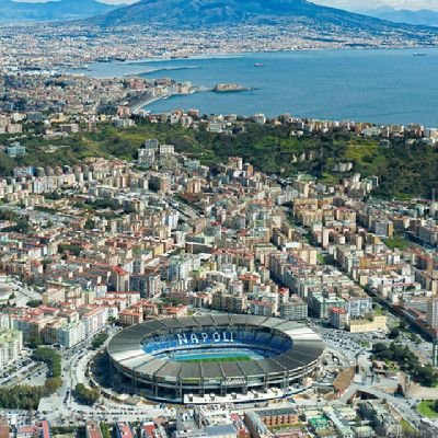 بين الجزائر الجميلة وإيطاليا الحسناء
قلب ألوانه حمراء وخضراء وبيضاء
عشق جنة كرة القدم
وتعصب لأرض الشهداء
🇩🇿🤍🇮🇹