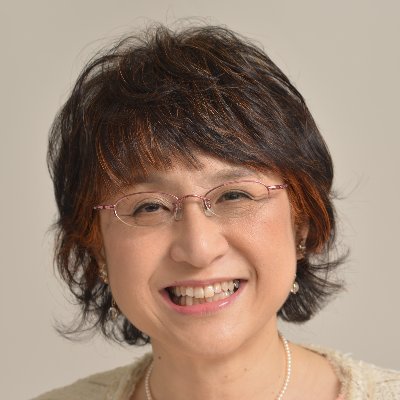 18_emotions's profile picture. 心理セラピスト＆セラピー講師歴25年/１万数千件のセラピー実績/バーストラウマの罪悪感など、ブロック感情を見える化した診断＆花写真のブロック解放で“本当の自分”を生きたいと望む50～60代の方々をサポート/4回のがんサバイバー/一社）フラワーフォトセラピー協会代表、🌹著書『つい「自分が悪いのかなと思ったとき読む本』