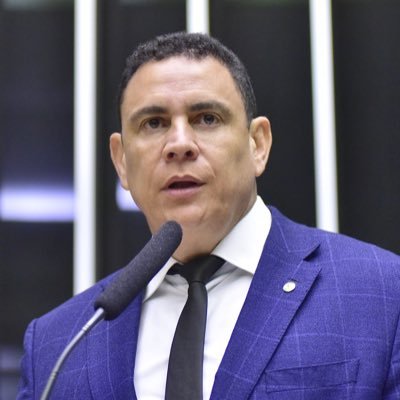 Deputado Federal reeleito pelo Espírito Santo. Coordenador da bancada federal capixaba. Presidente do Progressistas-ES. Casado e pai de quatro filhos