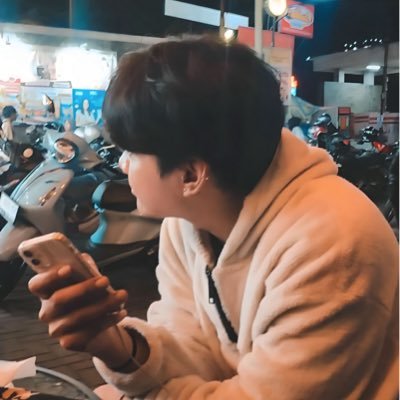 Crimsonnmoons's profile picture. purely mage ✌🏼