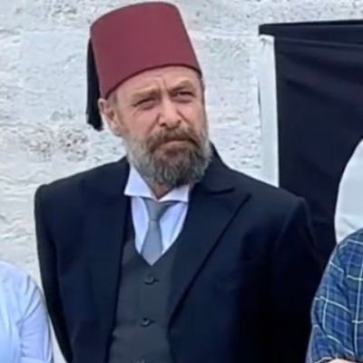 çok acılar çekti. ağır para problemleri oldu anormal derecede ailesine sadık ve himayekar birisi, insan hakları ve demokrasiye saygılı, Kemal Unakıtan sever,