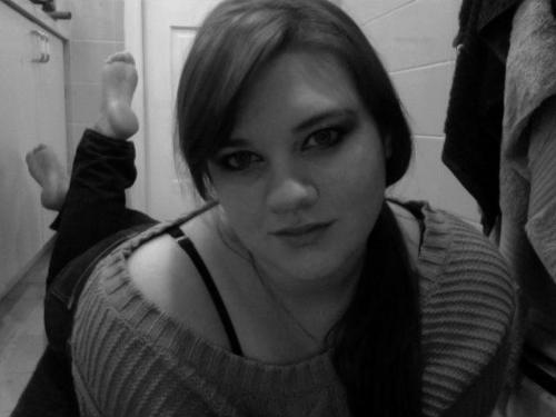 omnomnom94's profile picture. Hi I'm Sammie. I live off of music, red wine... and my cat.