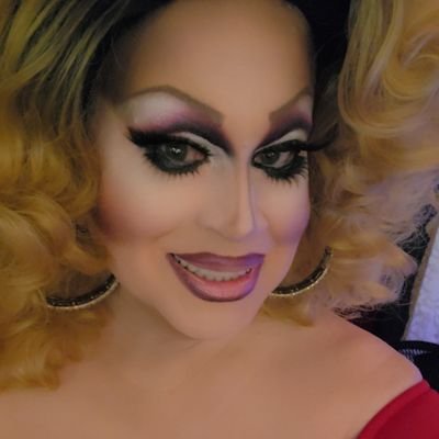 adriennealexPDX's profile picture. The Largest White Woman In Captivity, Hostess Extraordinaire, & Lover Of The Black Eye Shadow