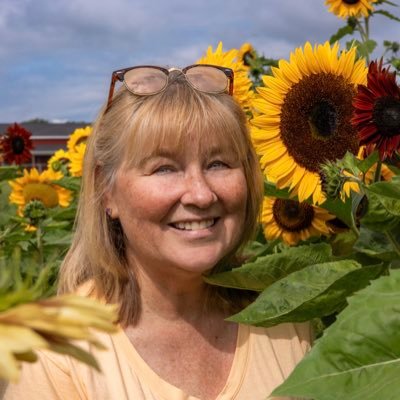 Enjoying life by beautifying with flowers, quilts, metal clay jewelry, flavorful cooking with organic and foraged food, and being the best of who I really am š