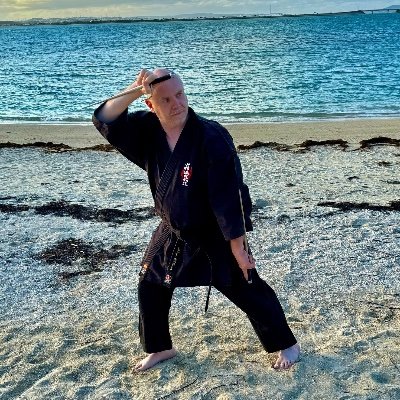 American living in Japan since 1994, teaching Okinawan and Japanese martial arts in Tokyo. 1994年より日本在住のアメリカ人です。東京にて沖縄・日本古武道を指導しています。