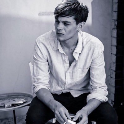 ruffuma's profile picture. save six of crows & shadow and bone 🤍