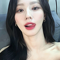 ɑdorned with 𝒇lowers ♡ ɑnd redness
coloring her lips — sent from heɑven.