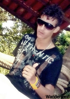 (...) Tenho defeitos pra caralho, choro sem motivo, eu rio do nada, sou abusado, já chorei vendo fotos, já agi por impulso, já tentei substituir
pessoas ;D