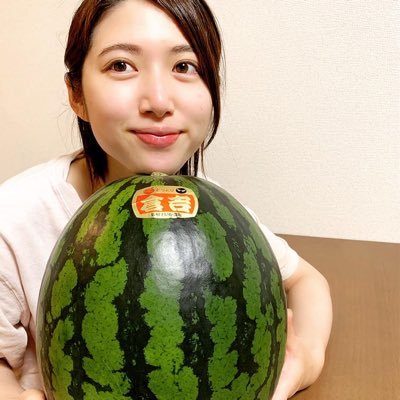 スイカ農家の娘/スイカの価値を上げる🍉子ども達に届ける👶🏻『子ども達へスイカと笑顔を届けたい！』クラファン実施🍉すず丸スイカ広報＆直販担当/28歳 / 東京から鳥取の両親をサポート/一児の母/#チムニータウンDAO #トマジョDAO #支援DAO すず丸スイカを詳しく知りたい👇リンクへ