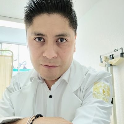 Médico Cirujano. Doctor en Alta Dirección de Establecimientos de Salud. Especialista en Salud Pública.