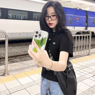 Vivo falando do MAMAMOO, EXO,F(X),VIXX,2NE1, BIGBANG KROCK e qualquer tipo de música.TDAH. (não levem a sério alguns tweets meu)