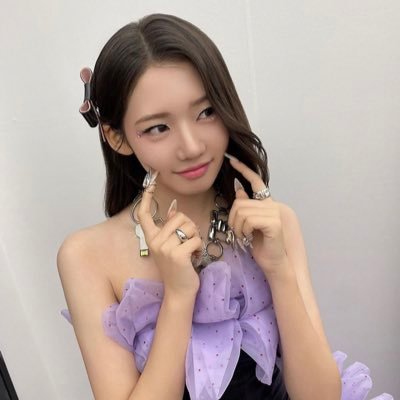 “rather than being a 'mini' version of someone, I want to stay authentic as RORA.” | pls soft block me | no longer active