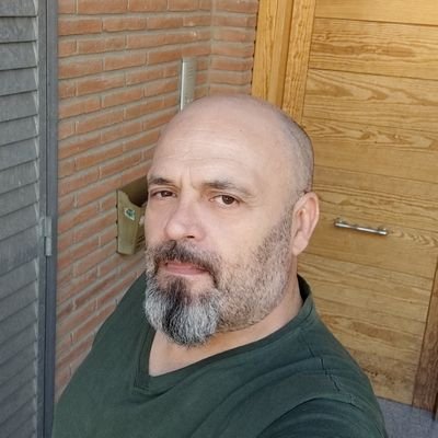 sminguell's profile picture. Arbeit Macht Frei, és ironía 'El treball té farà lliure.' Sobre tot en aquesta espana dels sous precaris. No ha canviat gents de la de 'Los Santos inocentes'.