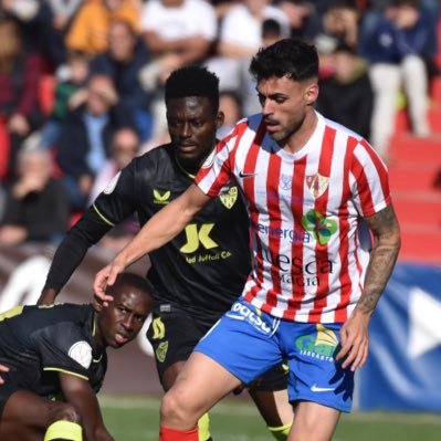 Formado en las categorías inferiores del F.C Barcelona, U.E Lleida, Real Zaragoza y Hércules c.f.