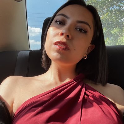 dj, violoncellista, productora, artista visual, comunicóloga, emprendedora, canalizadora, directora creativa, yogui, trader, esotérica, mágica