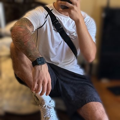 LET’S COLLAB 🎥🎬 5’11’’-165lbs | Hairy legs, very masc, friendly and passionate. Fem/trans guys, twinks and smooth skins DM ME 😈Experienced FF Top 👊🏻