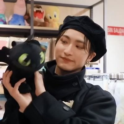 Multistan 🇵🇹
Respect my favs or i'll whack you with this notebook 📕
Ateez, Enhypen, Stray Kids and Dreamcatcher enthusiastic ♔