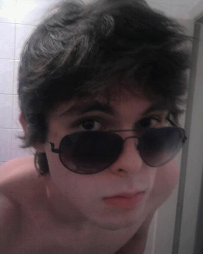 Estudo Publicidade e Propaganda.
Sei que não é possível agradar à todos, mas dou meu melhor pra conseguir o que quero ;)