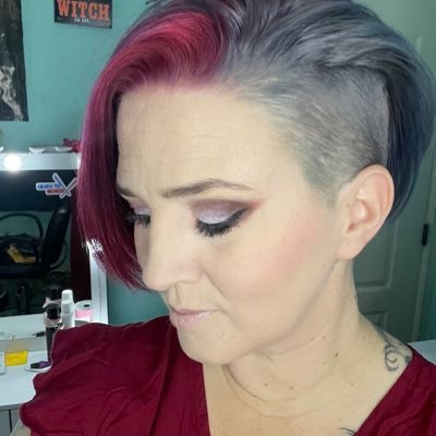 A @beatsaber Official Ambassador, smart ass, weirdo, mom, she/her🏳️‍🌈, MUA, twitch affiliate, gamer girl 💪🏼 @linkinpark fan https://t.co/1485q9CPyr