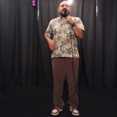 el stand up arruinó mi vida. hacedor y hablador de chistes. chabacano, tragaldabas, egoísto. blasfemedy