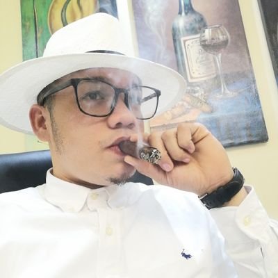 Diseñador web 💻| Cigar Aficionado 🌬️| Sabinero 🎶 | Có-Fundador https://t.co/z4KAFfH9nd 🔥| Literario 📚