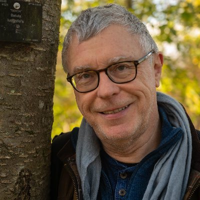 Business coach, e-commerce specialist. Pro-Europe, left-leaning, married, into photography, nature, travel, & making a positive difference. No DMs.