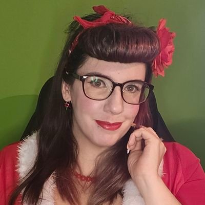 J'ai 34 ans et passionnée de pinup et rétro vintage et les vieilles voitures 

Instagram: miss_yahiko_pinup

Tic tic: miss.lisa.marie89