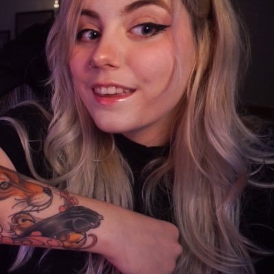 Berlin ; 26 ; Smite Partner & Streamer ; vegan since 2009 ; full-time shitposter, part time goose