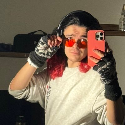 re_natillas's profile picture. gleaming